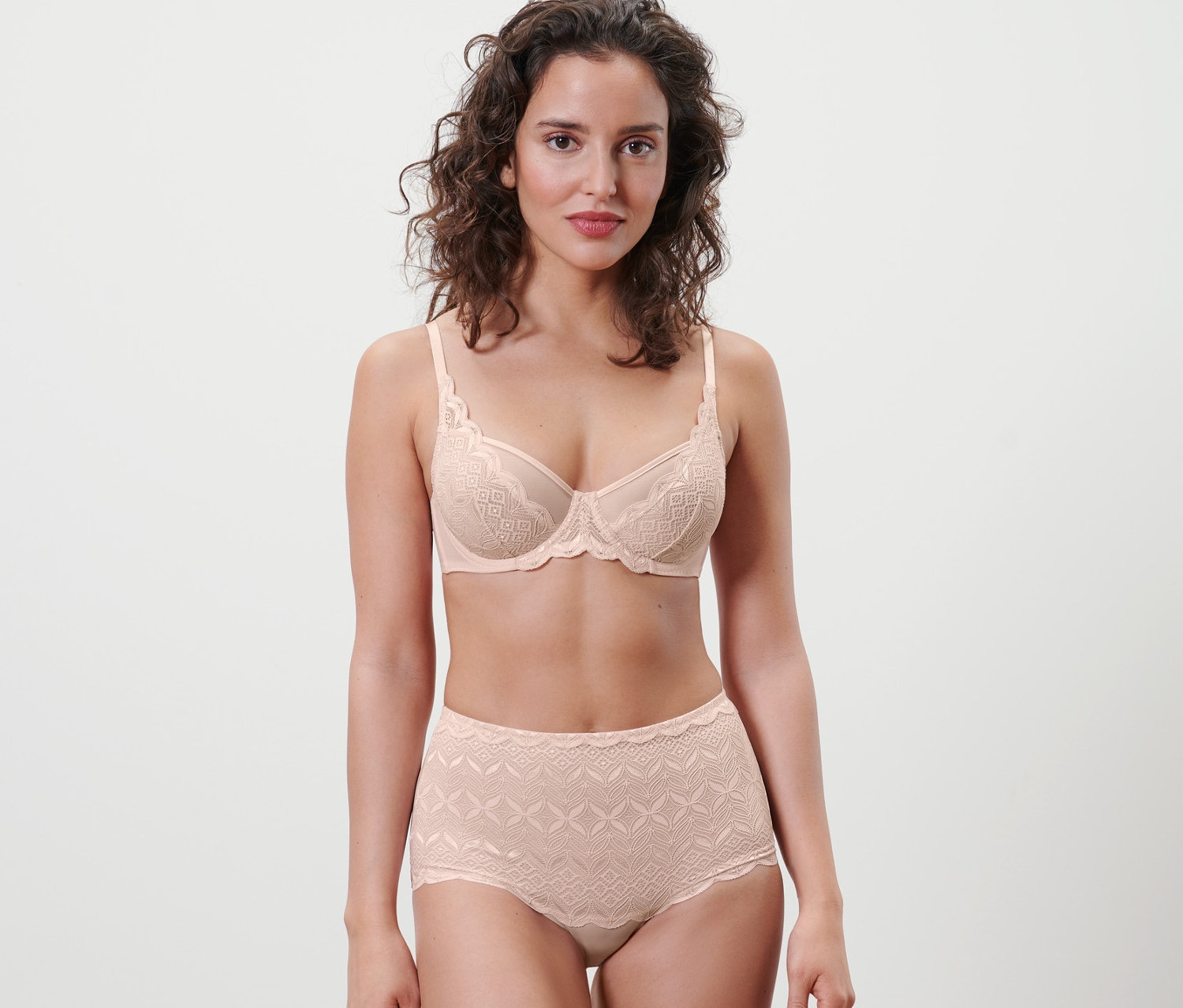 Frau trägt rosafarbenen BH und Highwaist-Panty, rosé.