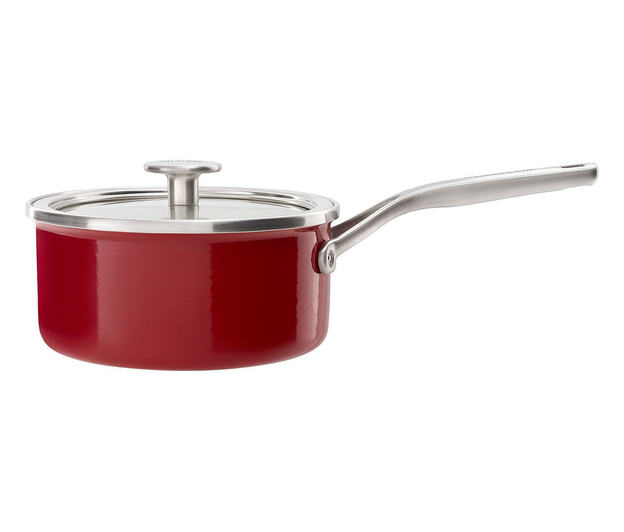 Rote KitchenAid Steel Core Email Stielkasserolle mit Stahlgriff und Glasdeckel.