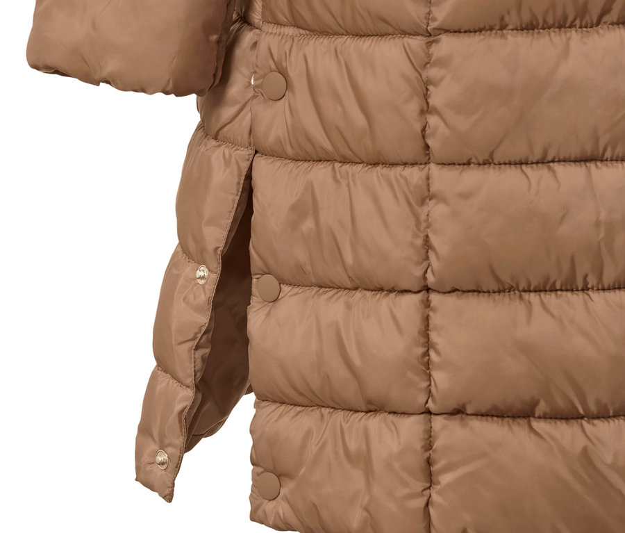 Detailaufnahme eines hellbraunen Steppmantels mit Kapuze.