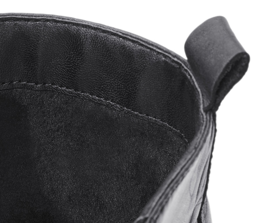 Detailansicht vom Inneren eines Leder-Boots.