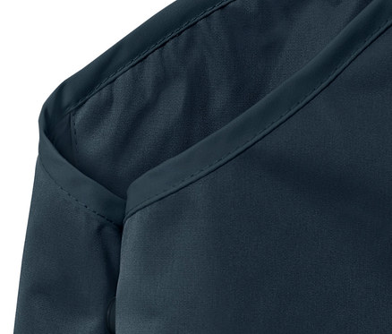 Detailaufnahme einer dunkelblauen Kleinkind-Regenhose.