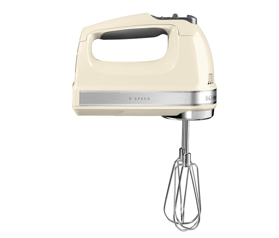 Ein cremefarbener KitchenAid-Handmixer 5KHM9212EAC mit neun Geschwindigkeiten und Quirlen aus Metall.