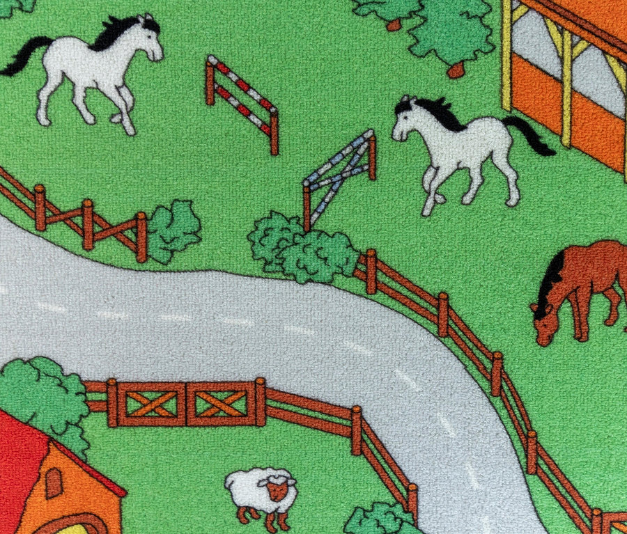 Illustration eines Spielteppichs mit Bauernhof-Motiv, inklusive Pferde, Schafe und Scheune.