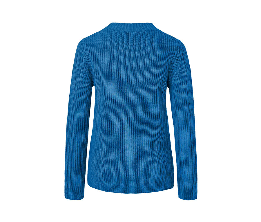 Detailansicht der Rückseite eines blauen Strickpullovers.