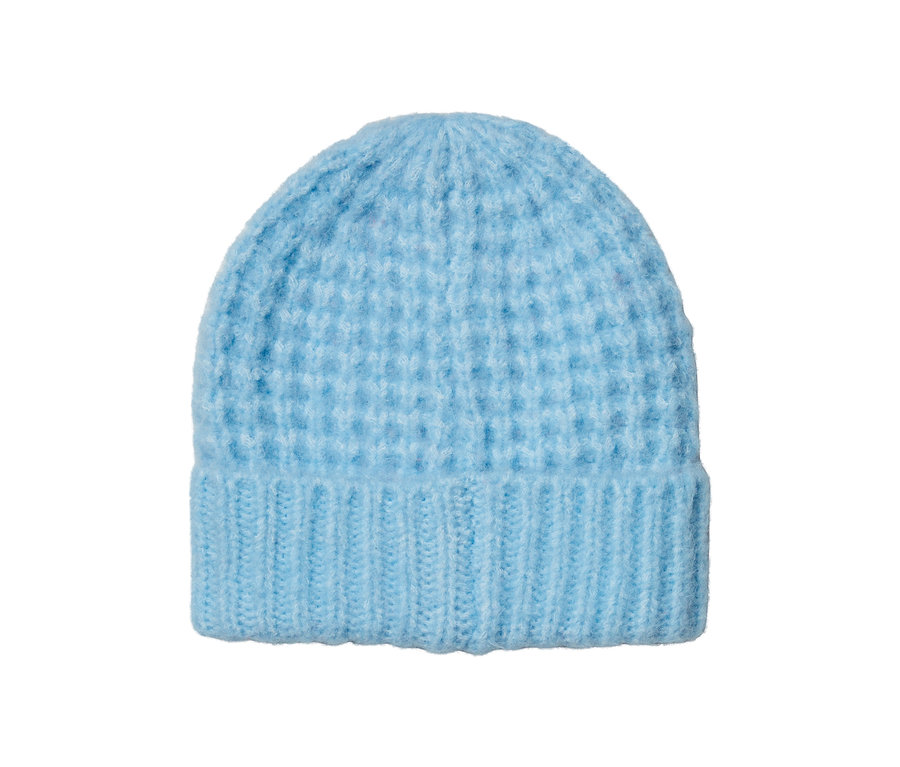 Hellblaue Strickmütze.