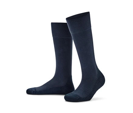 Zwei marineblaue Sport-Kompressions-Strümpfe auf weißem Hintergrund.
