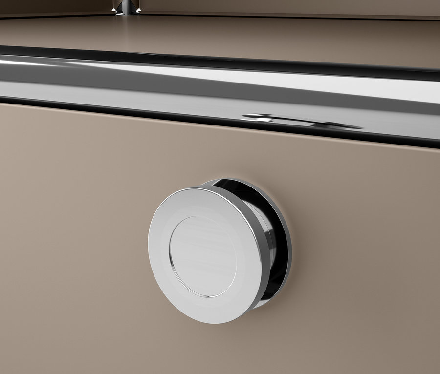 Detailaufnahme einer taupefarbenen Kommode Metall »CN3« mit verchromtem, rundem Griff.