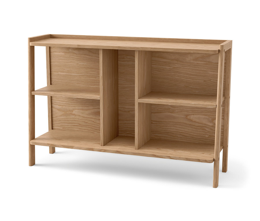 Sideboard aus hellem Holz mit offenen Regalen.