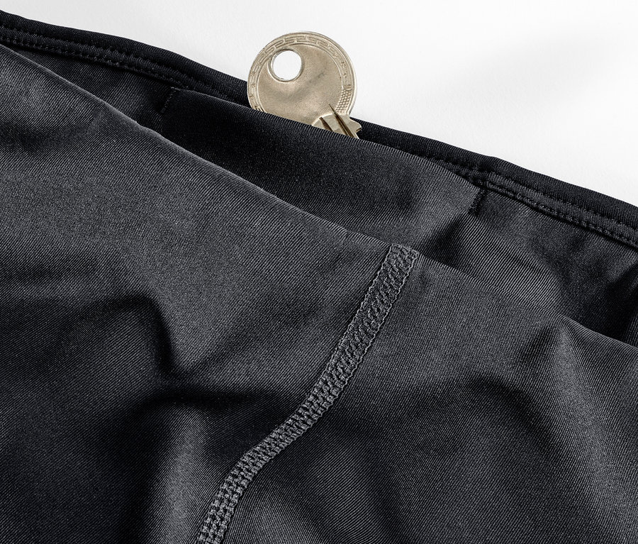 Detailaufnahme einer schwarzen 3/4-Sporttight mit Schlüssel in der Tasche.