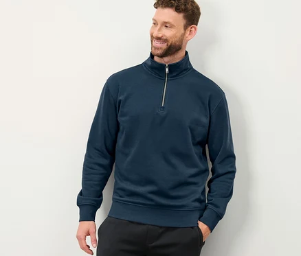 Mann trägt einen Sweat-Troyer.
