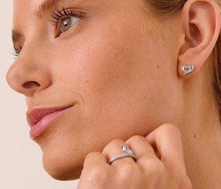 Frau mit 925 Silber Ring Herz und 925 Silber Ohrstecker Herz.