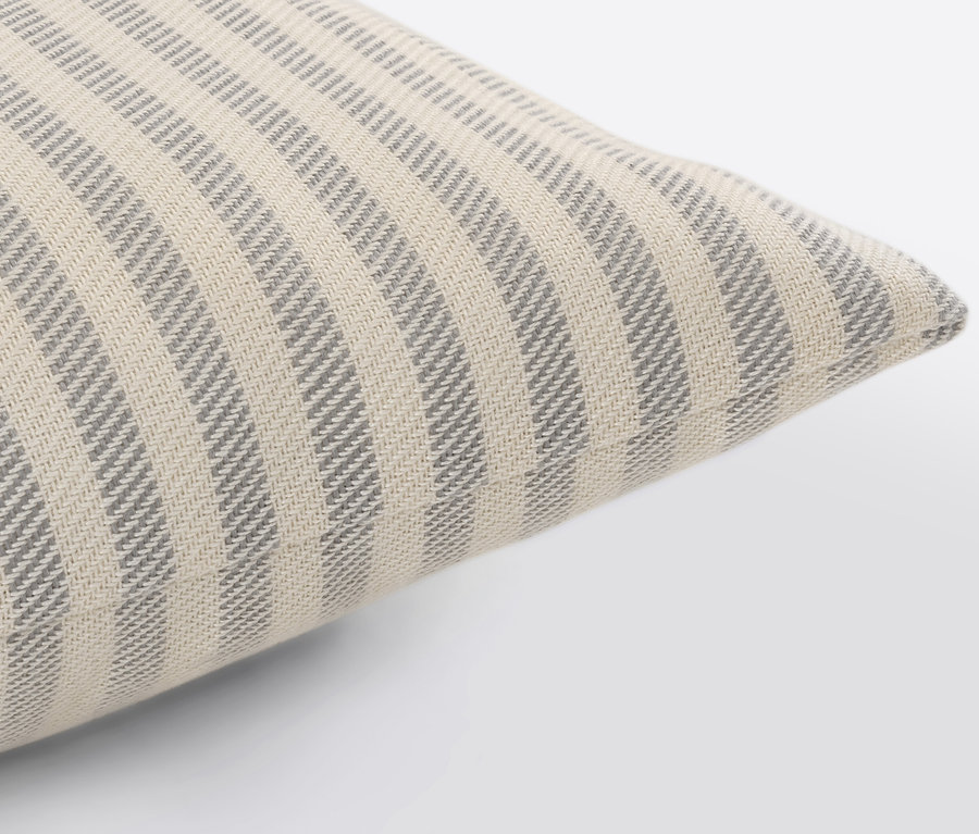 Detail eines Outdoor-Kissens in Leinen-Haptik.