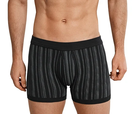 Mann trägt schwarze SCHIESSER Feinripp-Shorts mit weißen Streifen.