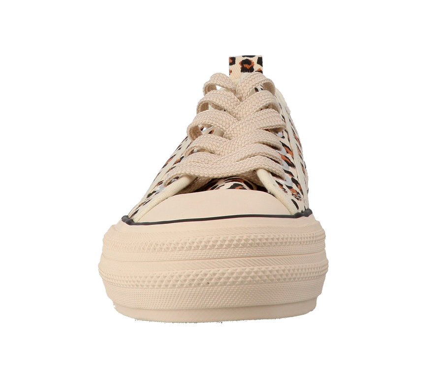 Detailansicht eines Tom Tailor Sneakers mit Textil-Leoprint.
