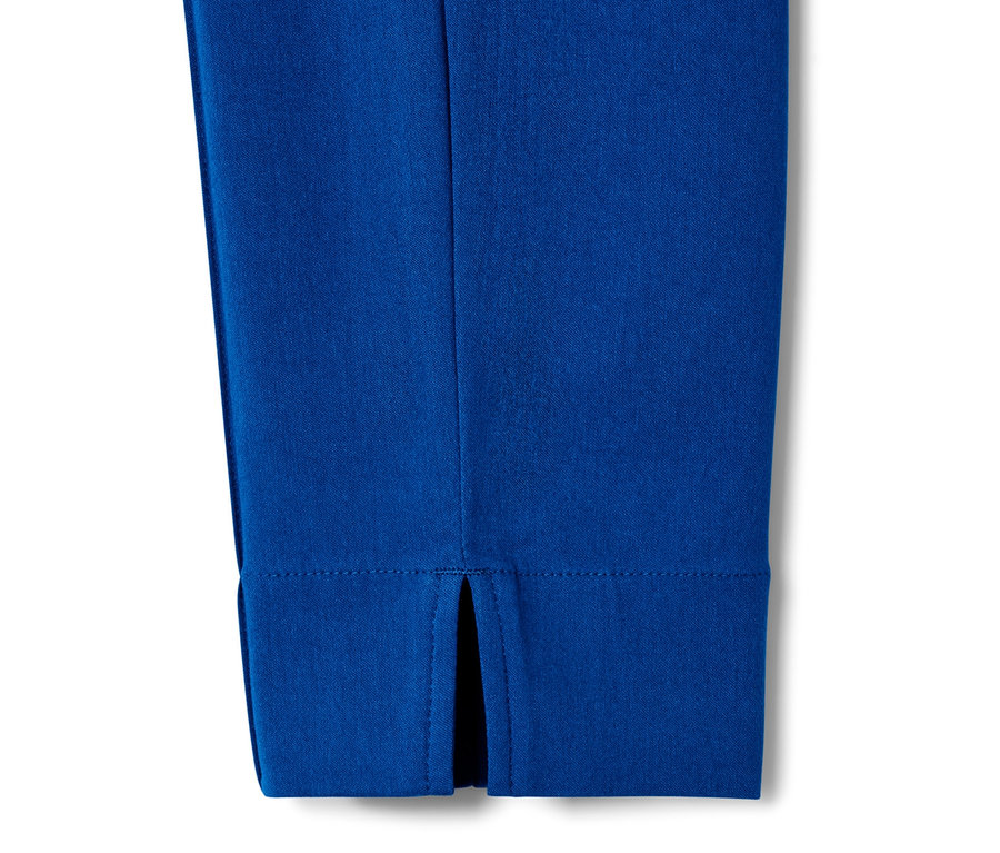 Detailansicht einer kobaltblauen Stretchhose.