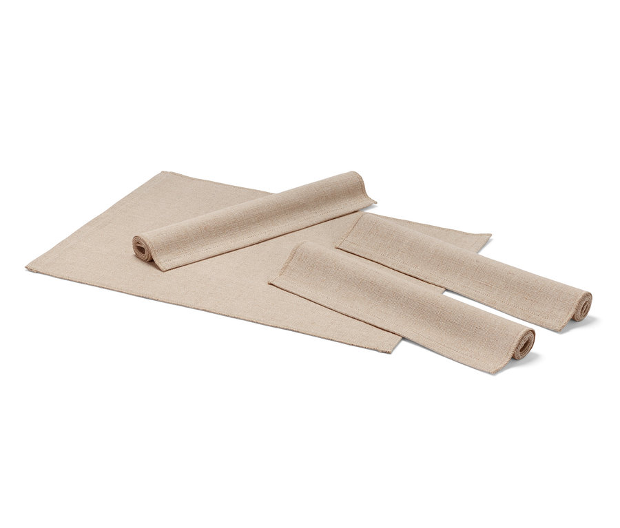 Vier beige Platzsets, zwei davon zusammengerollt, liegen auf einem weißen Hintergrund.