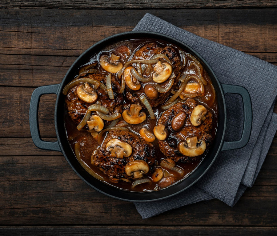 COMBEKK Gusseisen-Servierpfanne »Sous-Chef« mit Fleisch, Pilzen und Zwiebeln in Soße.