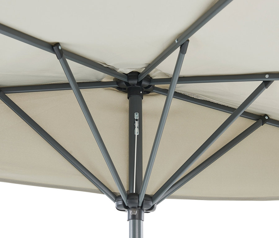 Detailaufnahme eines grauen, halbrunden Leco Balkon-Sonnenschirms.