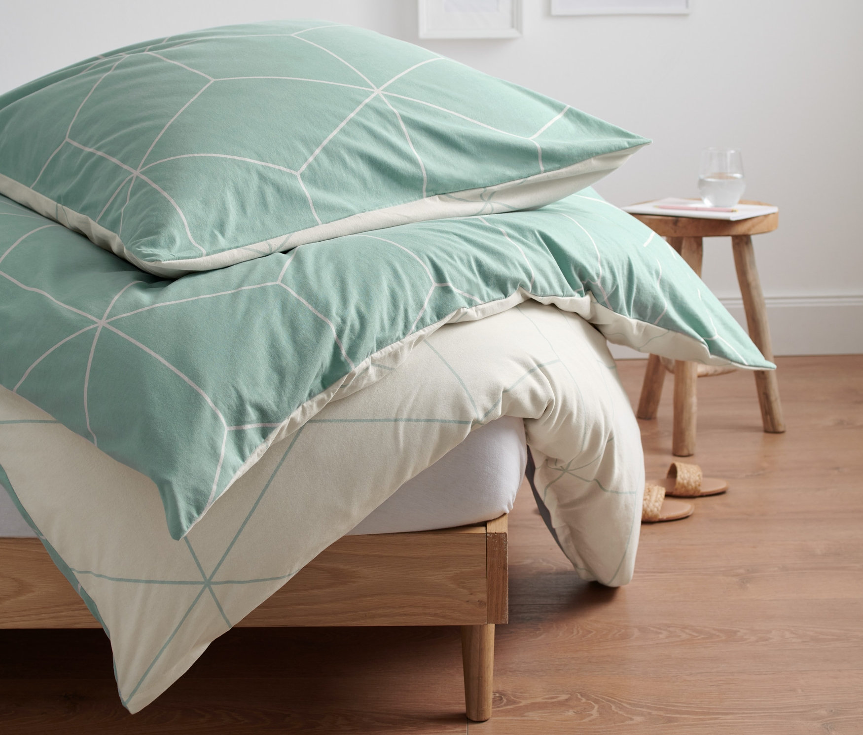 Winterjersey-Bettwäsche mit geometrischem Muster auf dem Bett.