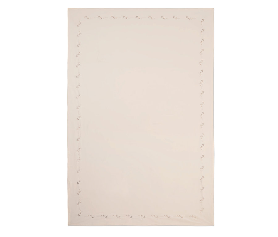 Eine cremefarbene, bestickte Tischdecke mit einem Blumenmuster entlang der Ränder.