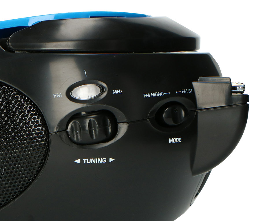 Detailaufnahme eines blauen und schwarzen Lenco »SCD-24 Boombox« CD-Players mit Radio und Kopfhöreranschluss.