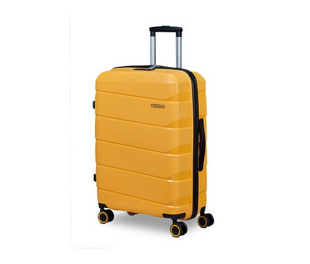 Ein großer, gelber American Tourister »Air Move« Spinner steht vor einem weißen Hintergrund.