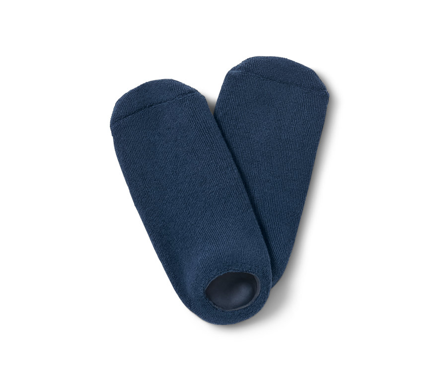 Zwei marineblaue Fußpflegesocken liegen nebeneinander auf einem weißen Hintergrund.