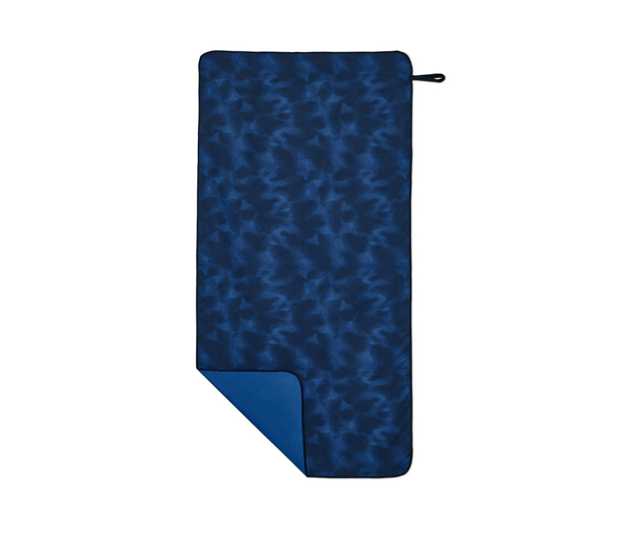 Blaues Sporthandtuch mit abstraktem Muster.