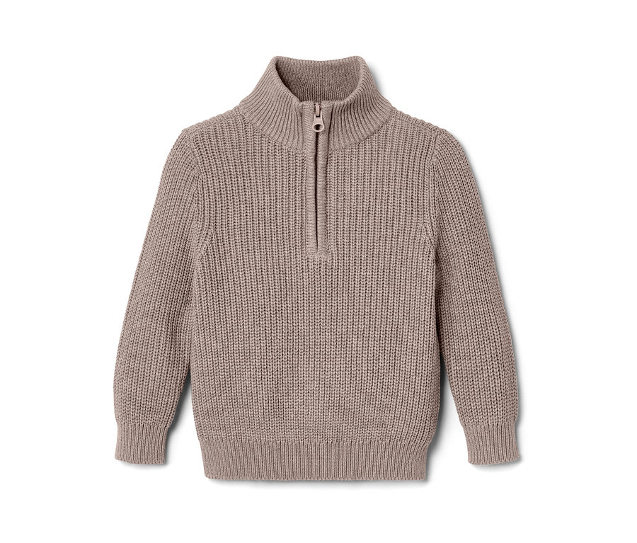 Ein beiger Kinder-Strickpullover, Troyer, mit kurzem Reißverschluss.