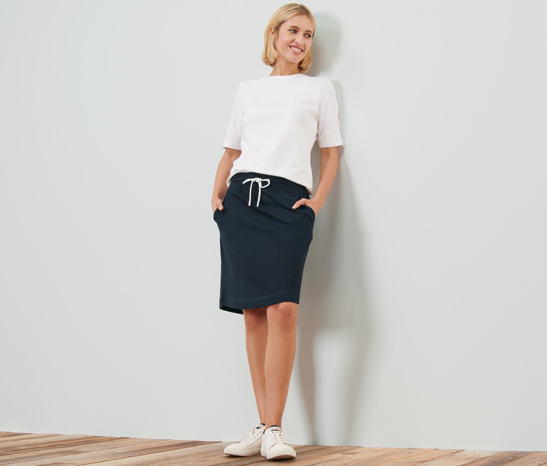 Frau posiert in einem Sweatrock.