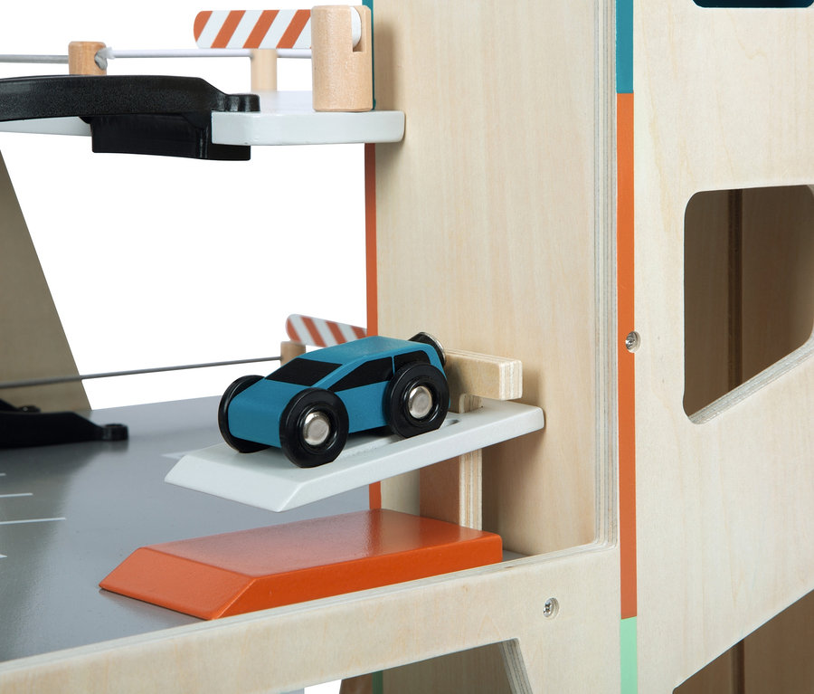 Detailaufnahme des Small Foot Parkhaus »Rallye« mit blauem Spielzeugauto auf der Rampe.