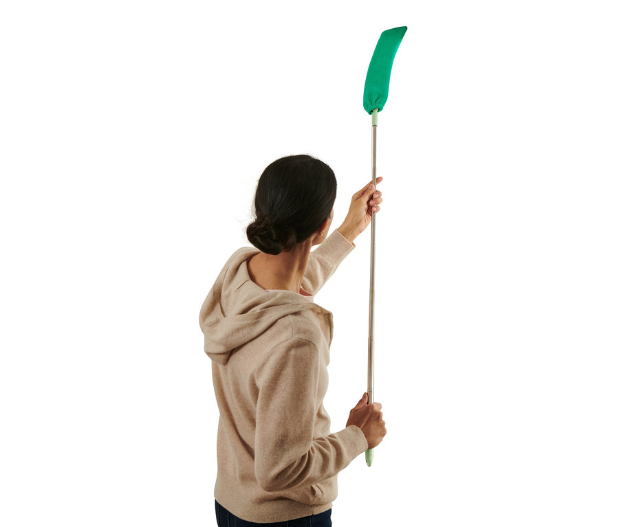 Frau verwendet flexiblen Staubfänger mit Teleskopstiel.