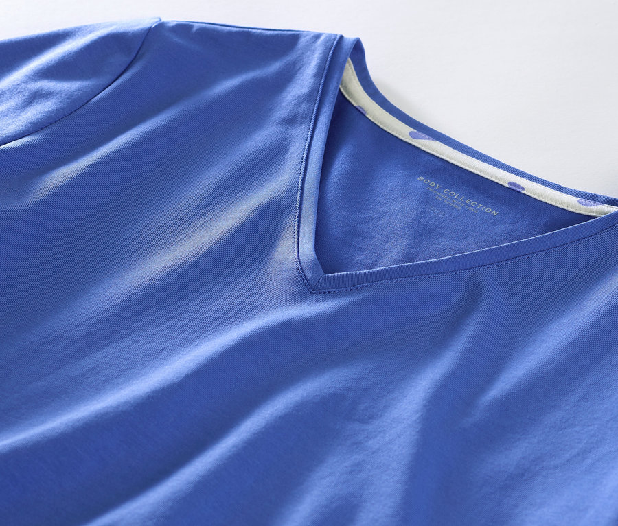 Detailansicht eines blauen Shorty-Pyjamas mit Herzen.