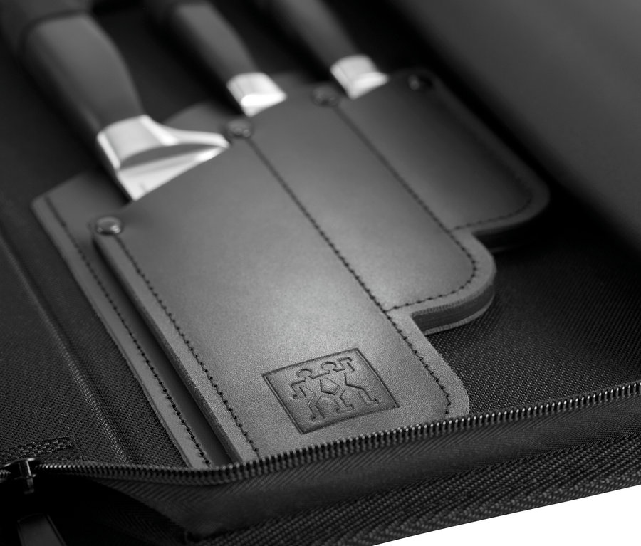 Schwarzes Etui mit ZWILLING Messer-Traveller-Set Messern.