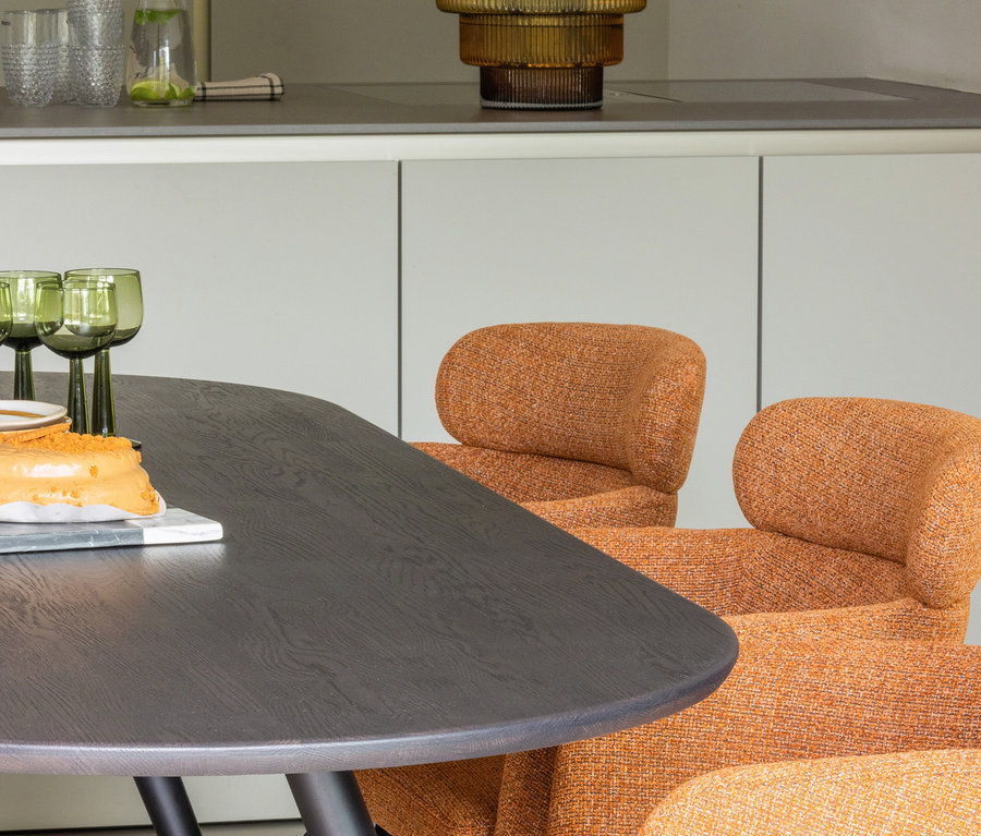 Ausschnitt einer Küche mit ovalem Tisch, Kuchen und zwei Woood 2er-Set Esszimmerstühle »Fenne«, drehbar, ginger.