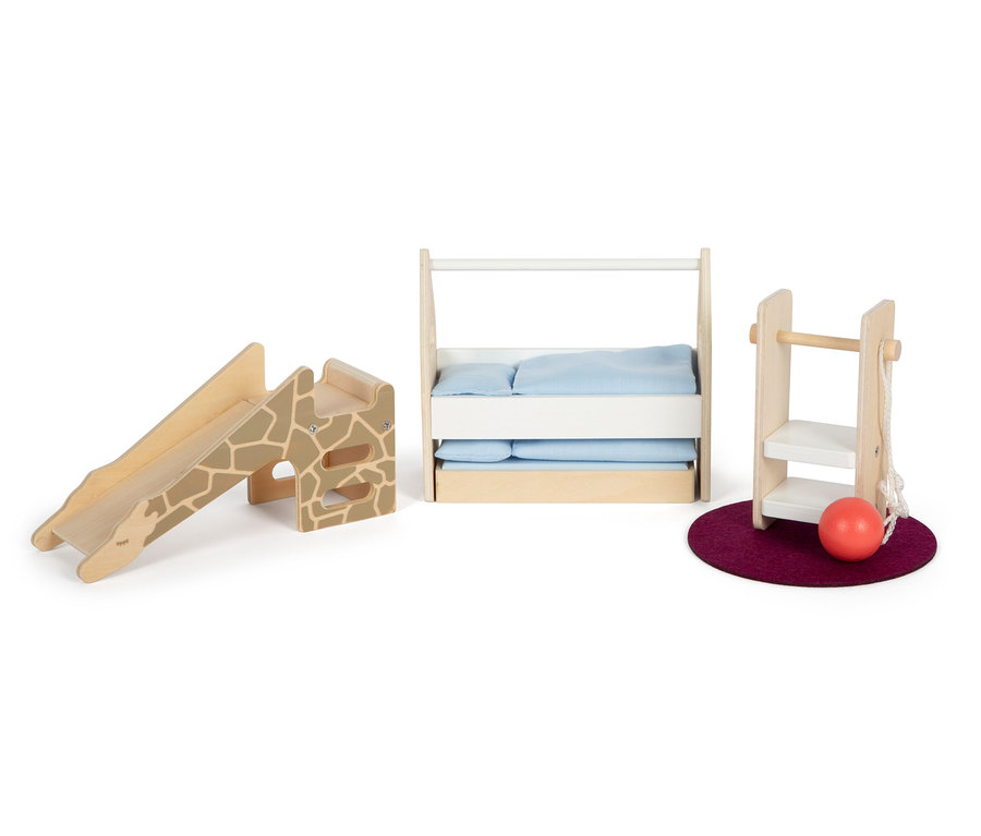 small foot Puppenhaus Natur mit Möbeln: Rutsche mit Giraffenmuster, Bett und Sprossenwand mit Reckstange.