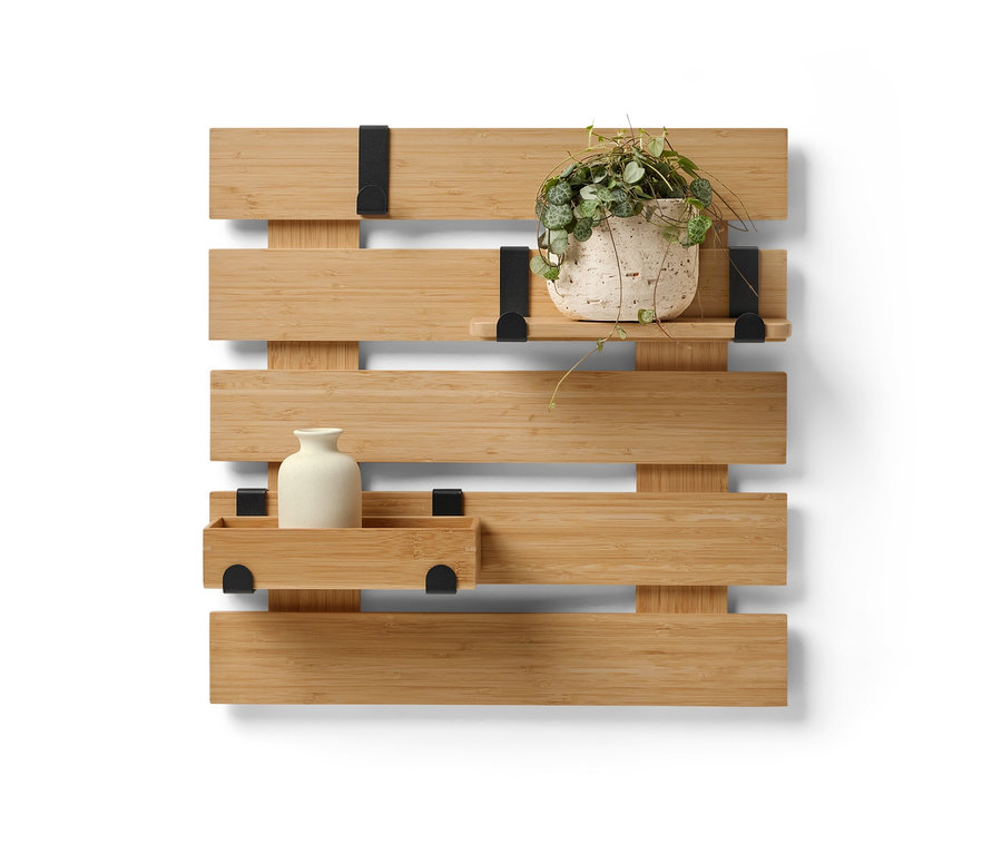 Ein Wandregal mit flexiblen Haken und Boden, auf dem eine Vase und ein Blumentopf stehen.