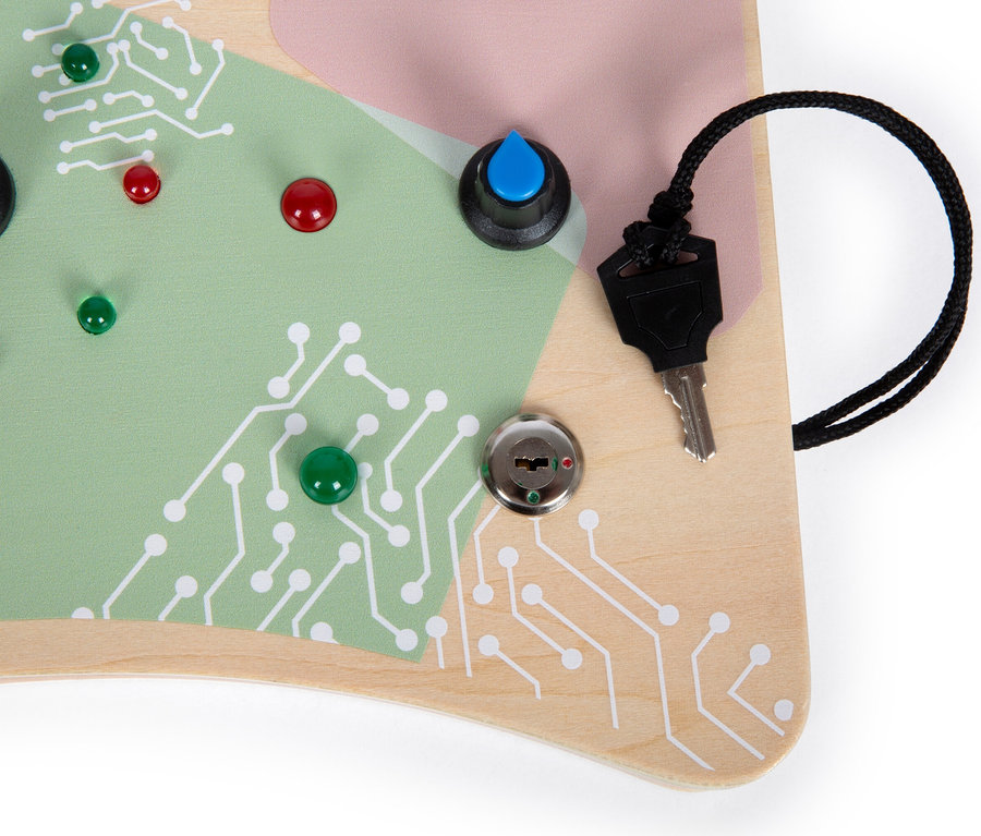 Detailaufnahme eines small foot Motorikbretts mit LEDs, Knöpfen und einem Schlüssel.