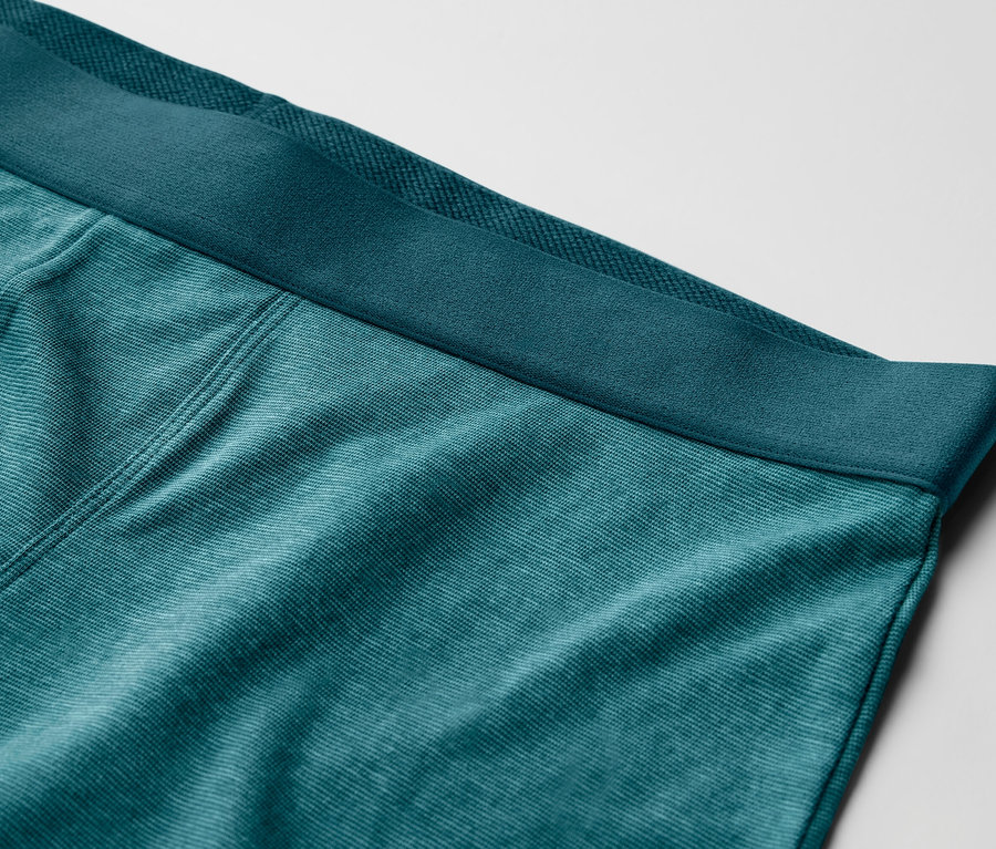 Detailansicht einer blaugrünen 4 Slipboxer, Alloverprint, mit marineblauem Bund.