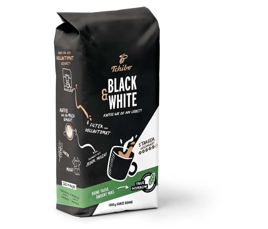 Ein 1 kg Beutel Tchibo Black & White Ganze Bohne Kaffee.