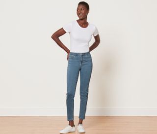 Frau posiert in Skinny Denim »Fit Hanna« und weißem T-Shirt.