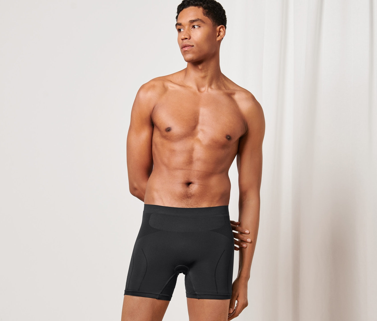 Mann posiert in schwarzen Radunterhosen.