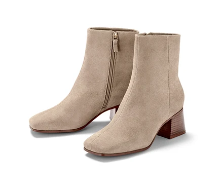Zwei Stiefeletten aus Veloursleder.