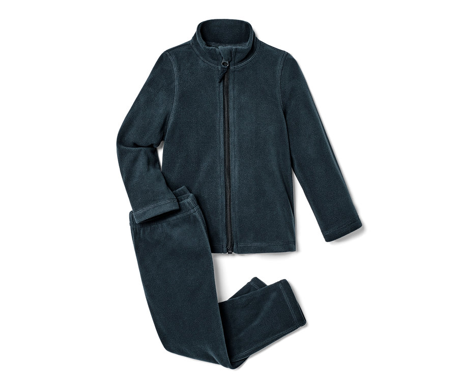 Eine Kleinkinder-Fleece-Kombi, 2-teilig, liegt auf einem weißen Hintergrund.