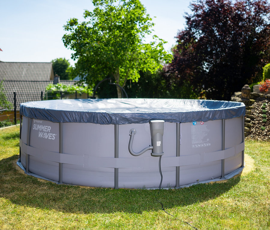 Grauer Summer Waves Elite-Frame-Pool, Ø ca. 488 cm, steht auf einer Wiese.