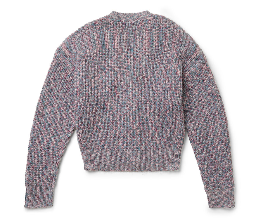 Detailansicht eines gestrickten Langarmpullovers in Rosa-, Blau- und Grautönen.