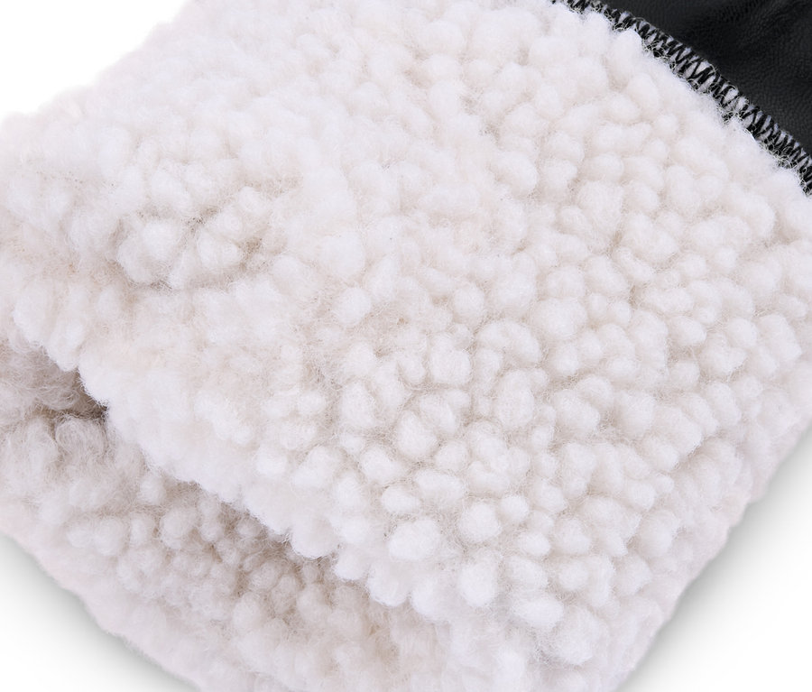 Detailansicht von gefütterten Fäustlingen in Lederoptik.