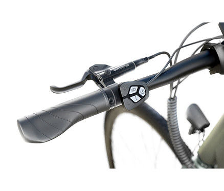 Detailaufnahme eines schwarzen Fahrradlenkers mit Bedienelementen eines E-Bikes.