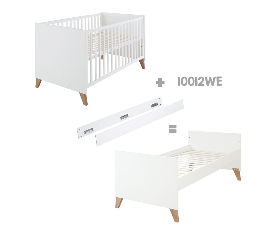 Ein weißes roba »Ole« Kombi-Kinderbett, 70 x 140 cm, mit Holzbeinen, dargestellt als Kinderbett und umgebaut als Kleinkinderbett.