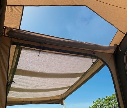 Blick ins Innere eines braunen Tambu 4-Personen-Familienzeltes mit Blick auf den blauen Himmel.